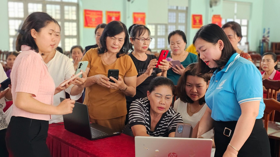 Các cấp Hội phụ nữ trên địa bàn đã đẩy mạnh thực hiện chuyển đổi số trong sinh hoạt cũng như trong tuyên truyền, vận động hội viên tham gia chuyển đổi số. Ảnh: Vũ Thảo Các cấp Hội phụ nữ trên địa bàn đã đẩy mạnh thực hiện chuyển đổi số trong sinh hoạt cũng như trong tuyên truyền, vận động hội viên tham gia chuyển đổi số. Ảnh: Vũ Thảo