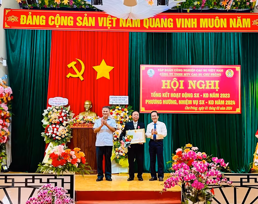 Ông Võ Minh Sơn-nguyên Phó Tổng Giám đốc Công ty vinh dự được tặng Huân Chương Lao động hạng ba của Chủ tịch nước. Ảnh: Nhật Hào