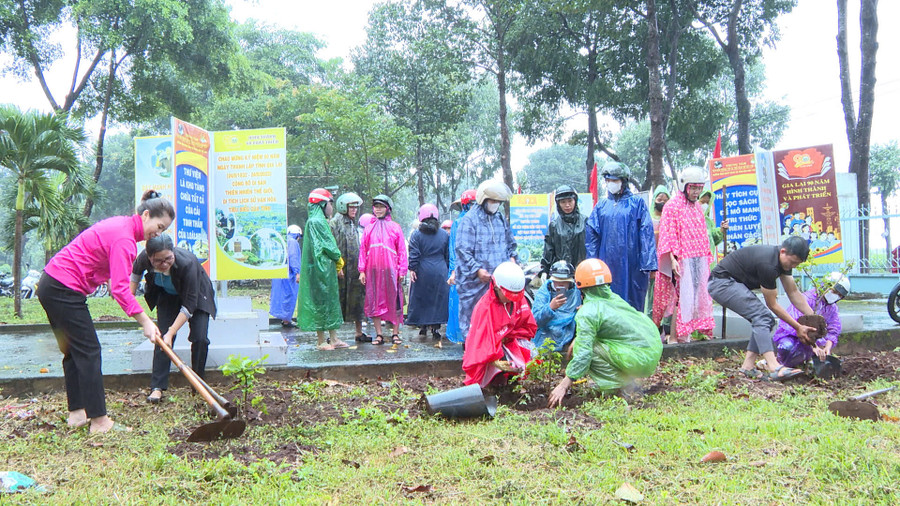 Sau lễ phát động, các cán bộ, công chức, viên chức, hội viên của 2 đơn vị đã tham gia trồng 150 cây hoa chuông vàng và hoa giấy tại Nhà truyền thống và Sân vận động huyện. Ảnh: Rơ Lan Viện