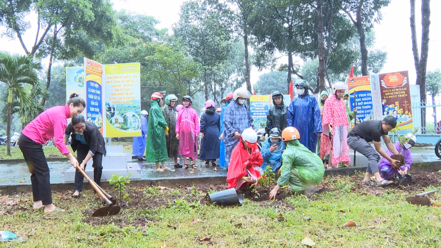 Sau lễ phát động, các cán bộ, công chức, viên chức, hội viên của 2 đơn vị đã tham gia trồng 150 cây hoa chuông vàng và hoa giấy tại Nhà truyền thống và Sân vận động huyện. Ảnh: Rơ Lan Viện