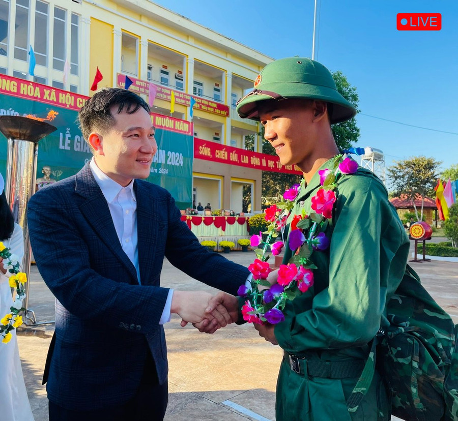 Đồng chí Nguyễn Tuấn Anh-Ủy viên Ban Thường vụ Tỉnh ủy, Phó Chủ tịch UBND tỉnh động viên các tân binh huyện Đức Cơ trước lúc lên đường làm nhiệm vụ. Ảnh: Hồng Thương