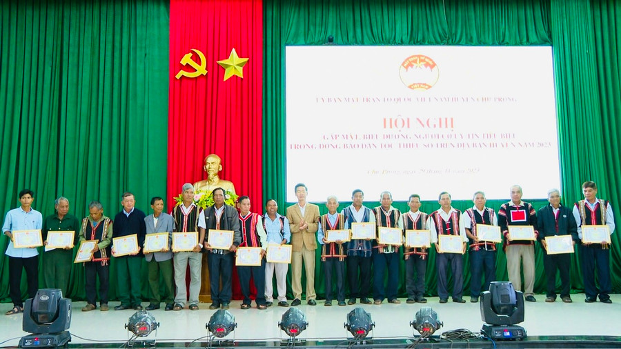 Tại buổi gặp mặt, 19 người có uy tín tiêu biểu đã được tặng giấy khen của Chủ tịch UBND huyện. Ảnh: Nhật Hào Tại buổi gặp mặt, 19 người có uy tín tiêu biểu đã được tặng giấy khen của Chủ tịch UBND huyện. Ảnh: Nhật Hào