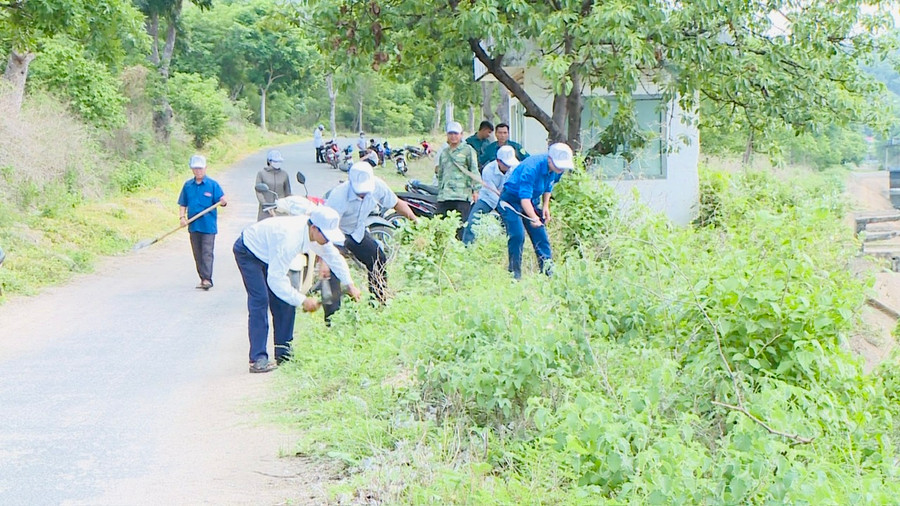 Sau buổi lễ mít tinh, các đại biểu đã ra quân dọn dẹp vệ sinh môi trường và duy tu các công trình cấp nước dọc tuyến đường vào đập thủy lợi Ayun Hạ. Ảnh: Bảo Anh