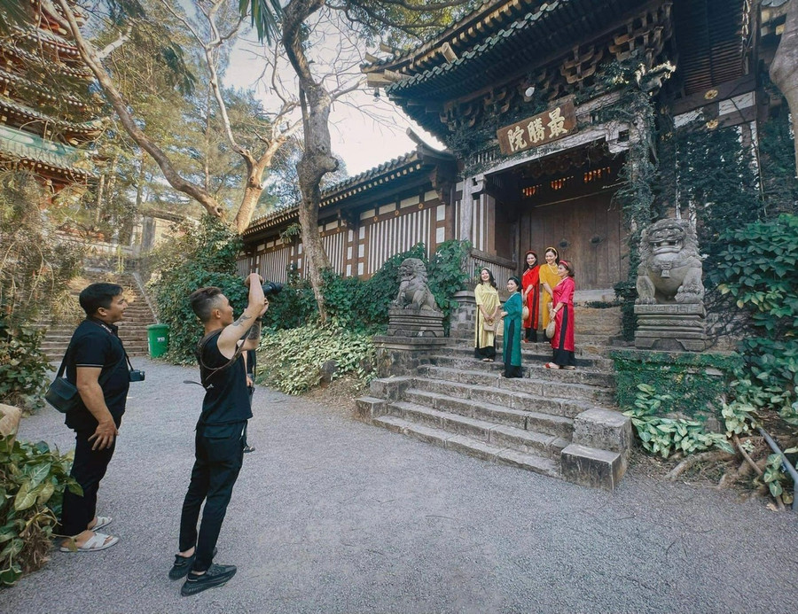 Từ đầu tháng 11 âm lịch, nhóm thợ chụp hình của anh Phúc đã bận rộn với việc chụp ảnh đón xuân của các nhóm bạn trẻ. Ảnh: Nguyễn Cảnh Anh Phúc