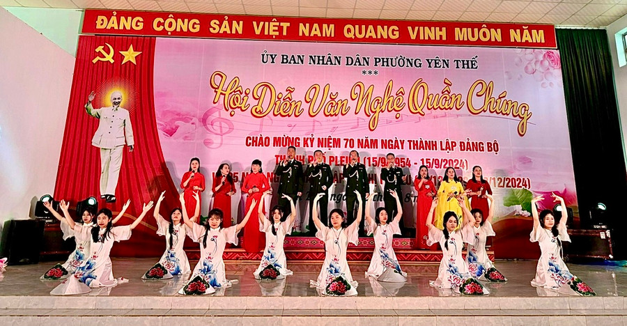 Các đội thi đã biểu diễn 60 tiết mục tại hội diễn văn nghệ quần chúng phường Yên Thế năm 2024. Ảnh: Nhật Hào
