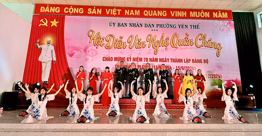 Các đội thi đã biểu diễn 60 tiết mục tại hội diễn văn nghệ quần chúng phường Yên Thế năm 2024. Ảnh: Nhật Hào