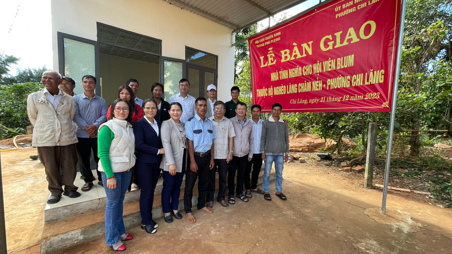 Hội CCB TP. Pleiku phối hợp với UBND và Hội CCB phường Chi Lăng bàn giao nhà cho hội viên Blum. Ảnh: Nhật Hào Hội CCB TP. Pleiku phối hợp với UBND và Hội CCB phường Chi Lăng bàn giao nhà cho hội viên Blum. Ảnh: Nhật Hào