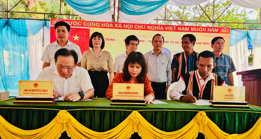 Lãnh đạo Sở Xây dựng, Sở Lao động-Thương binh và Xã hội và đại diện làng Wâu ký kết giao ước kết nghĩa. Ảnh: Nhật Hào