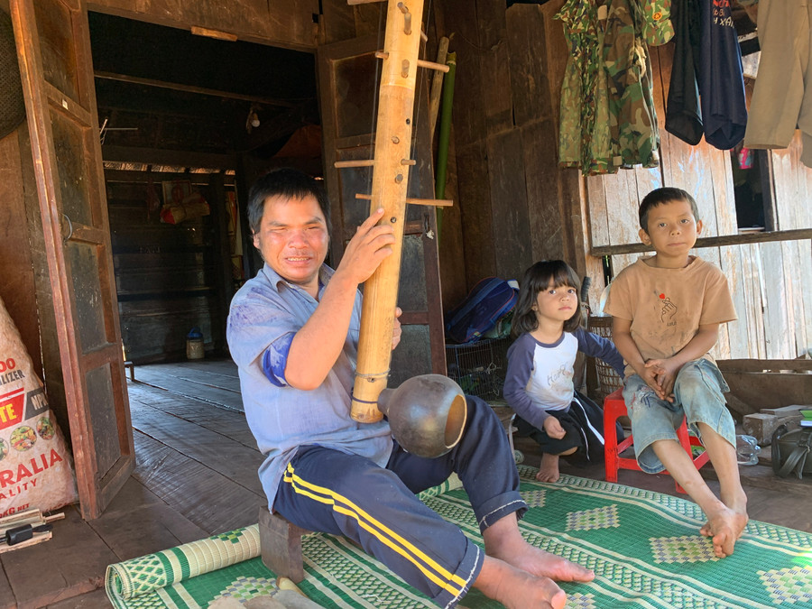 Từ nhỏ, đôi mắt của ông Rơ châm Bôm (làng Kép 1, xã Ia Mơ Nông, huyện Chư Păh) không nhìn thấy ánh sáng như bao người bình thường khác. Dù vậy, đôi tai ông vẫn cảm thụ âm nhạc rất tốt và hiện là người đánh đàn goong hay ở làng. Ông thường xuyên đánh đàn cho các cháu và người dân trong làng nghe để bồi đắp tình yêu đối với đàn goong cho mọi người. Từ nhỏ, đôi mắt của ông Rơ châm Bôm (làng Kép 1, xã Ia Mơ Nông, huyện Chư Păh) không nhìn thấy ánh sáng như bao người bình thường khác. Dù vậy, đôi tai ông vẫn cảm thụ âm nhạc rất tốt và hiện là người đánh đàn goong hay ở làng. Ông thường xuyên đánh đàn cho các cháu và người dân trong làng nghe để bồi đắp tình yêu đối với đàn goong cho mọi người.