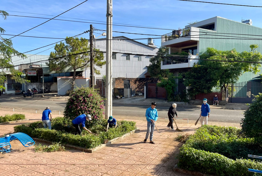 Cùng với tỉa hoa, làm cỏ, người dân tổ 5 (phường Thống Nhất quét dọn để công viên Đinh Công Tráng được sạch sẽ. Ảnh: Nhật Hào Cùng với tỉa hoa, làm cỏ, người dân tổ 5 (phường Thống Nhất quét dọn để công viên Đinh Công Tráng được sạch sẽ. Ảnh: Nhật Hào