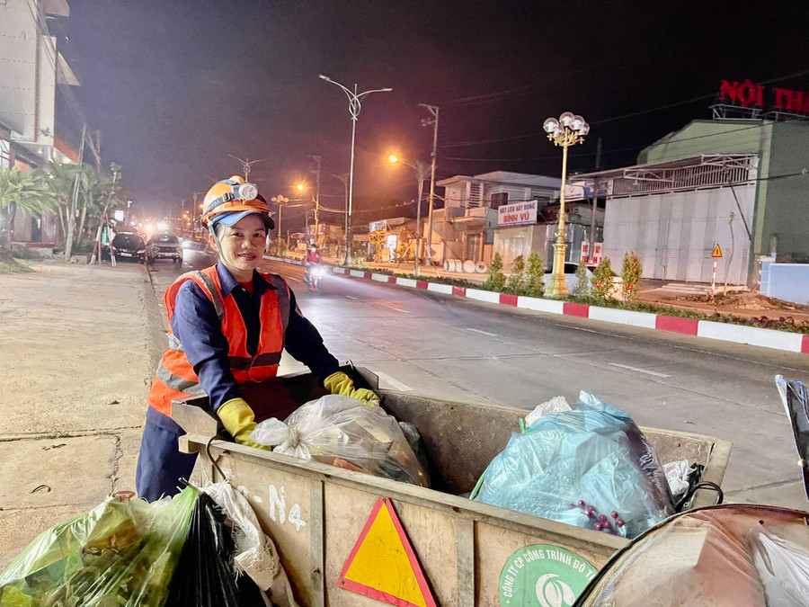 10 năm vào nghề chưa có năm nào Nguyễn Thị Tình đón giao thừa cùng gia đình. Ảnh: Nhật Hào 10 năm vào nghề chưa có năm nào Nguyễn Thị Tình đón giao thừa cùng gia đình. Ảnh: Nhật Hào