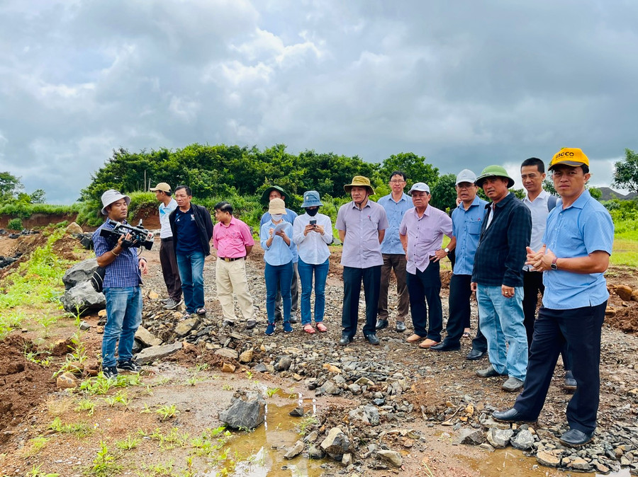 Đoàn kiểm tra thực tế mỏ đá xây dựng tại thị trấn Nhơn Hoà của Công ty TNHH một thành viên Loan Duy Nhất. Ảnh: Nhật Hào Đoàn kiểm tra thực tế mỏ đá xây dựng tại thị trấn Nhơn Hoà của Công ty TNHH một thành viên Loan Duy Nhất. Ảnh: Nhật Hào