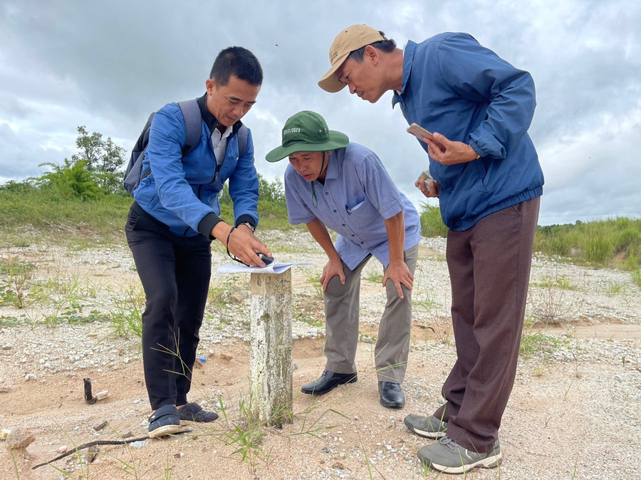 Đoàn kiểm tra việc cắm mốc thực địa tại mỏ khai thác quặng fluorit tại xã Ia Le của Công ty TNHH Bách Long 1 . Ảnh: Nhật Hào Đoàn kiểm tra việc cắm mốc thực địa tại mỏ khai thác quặng fluorit tại xã Ia Le của Công ty TNHH Bách Long 1 . Ảnh: Nhật Hào