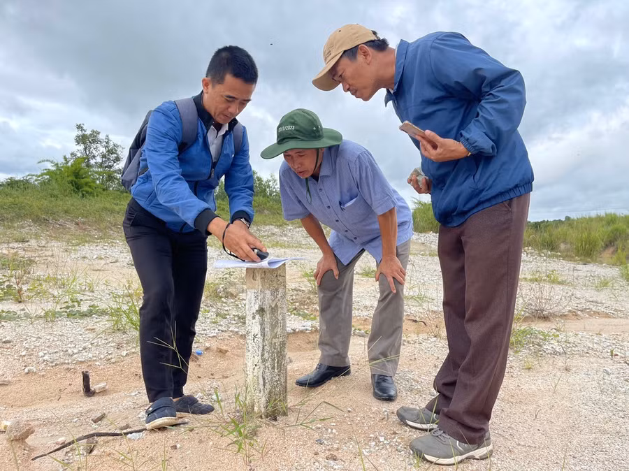 Đoàn kiểm tra việc cắm mốc thực địa tại mỏ khai thác quặng fluorit tại xã Ia Le của Công ty TNHH Bách Long 1 . Ảnh: Nhật Hào Đoàn kiểm tra việc cắm mốc thực địa tại mỏ khai thác quặng fluorit tại xã Ia Le của Công ty TNHH Bách Long 1 . Ảnh: Nhật Hào