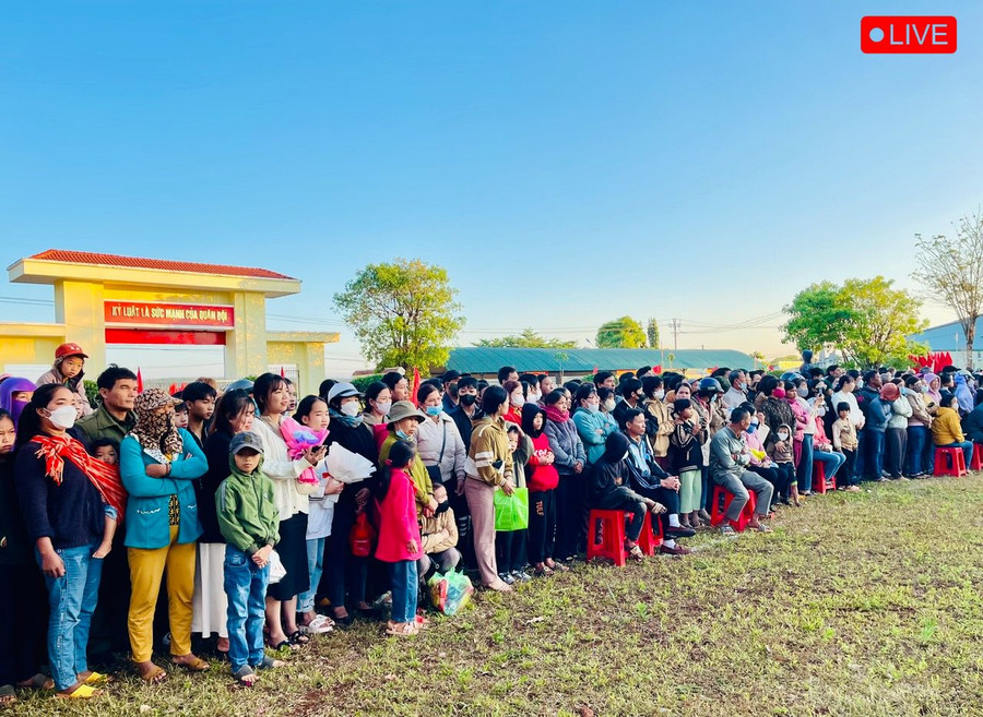 Từ sáng sớm, đông đảo người dân huyện Đức Cơ đã đến sân vận động huyện để tiễn con em mình lên đường thực hiện nghĩa vụ đối với Tổ quốc. Ảnh: Hồng Thương