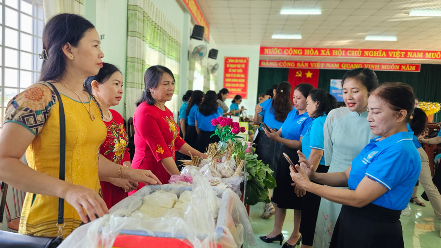 Nhân dịp này, Hội LHPN phường đã tổ chức các gian hàng nông sản thanh toán bằng hình thức quét mã QR không dùng tiền mặt. Ảnh: Nhật Hào Nhân dịp này, Hội LHPN phường đã tổ chức các gian hàng nông sản thanh toán bằng hình thức quét mã QR không dùng tiền mặt. Ảnh: Nhật Hào