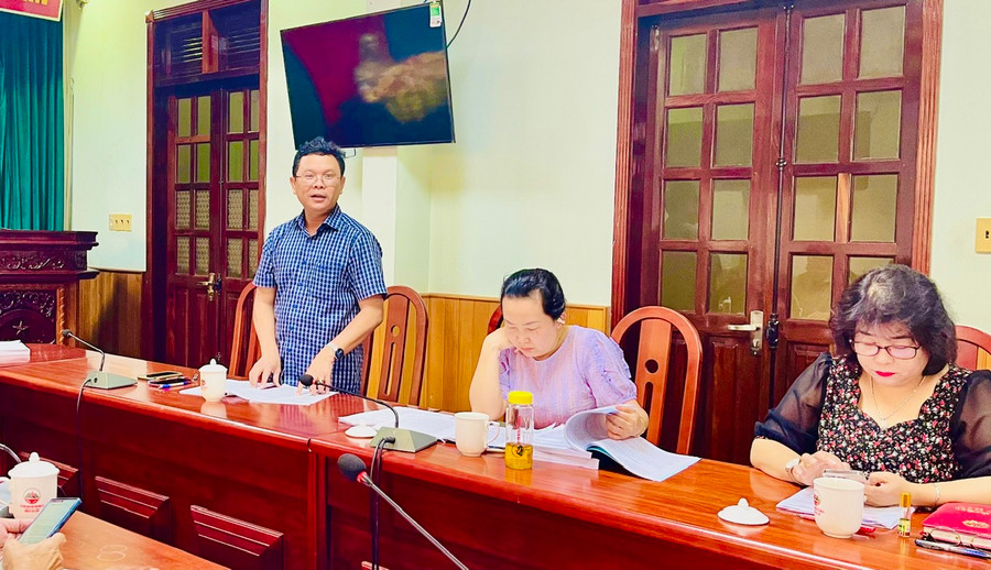 Thành viên đoàn giám sát đóng góp ý kiến tại buổi làm việc. Ảnh: Nhật Hào Thành viên đoàn giám sát đóng góp ý kiến tại buổi làm việc. Ảnh: Nhật Hào