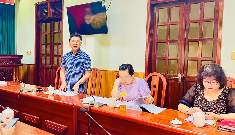 Thành viên đoàn giám sát đóng góp ý kiến tại buổi làm việc. Ảnh: Nhật Hào