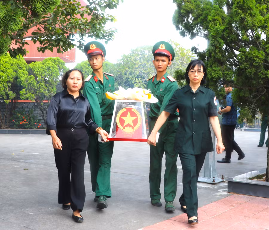 Các đồng chí lãnh đạo tỉnh di chuyển quách hài cốt liệt sĩ về an táng tại Nghĩa trang Liệt sĩ thị xã An Khê. Ảnh: Ngọc Minh