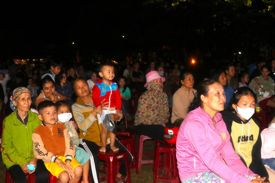 Đông đảo người dân huyện Đak Pơ và du khách đến tham dự thưởng thức các tiết mục nghệ thuật sôi động, ý nghĩa. Ảnh: Ngọc Minh Đông đảo người dân huyện Đak Pơ và du khách đến tham dự thưởng thức các tiết mục nghệ thuật sôi động, ý nghĩa. Ảnh: Ngọc Minh