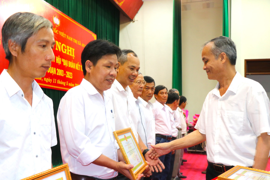 Chủ tịch UBND thị xã An Khê khen thưởng 18 tập thể đã có thành tích xuất sắc trong 20 năm tổ chức Ngày hội “Đại đoàn kết toàn dân tộc” giai đoạn 2003-2023. Ảnh: Ngọc Minh