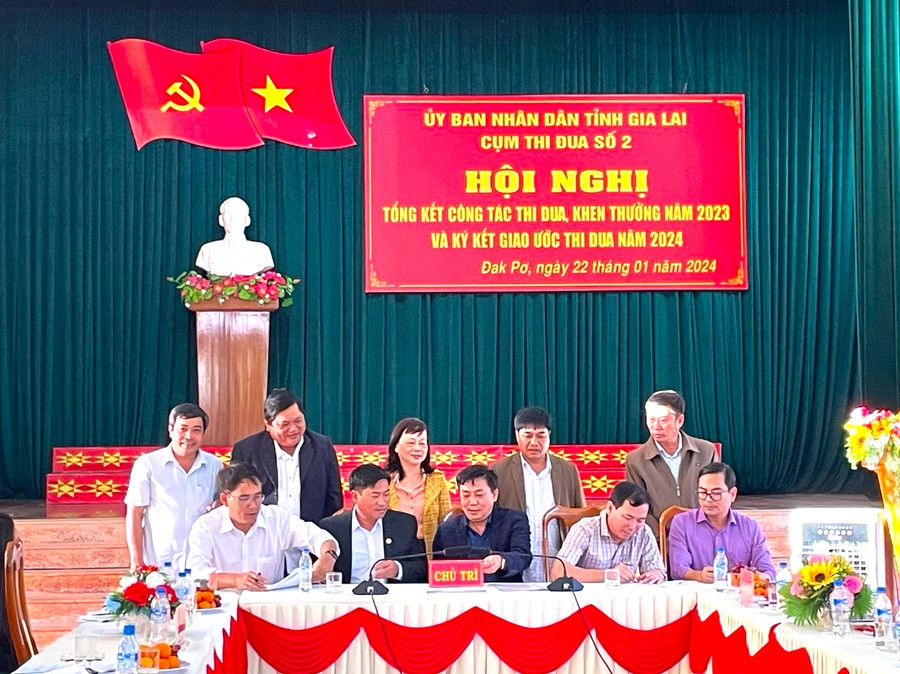 Các huyện, thị xã thuộc Cụm thi đua số 2 tiến hành ký kết giao ước thi đua năm 2024 với 28 chỉ tiêu của các nhóm nhiệm vụ. Ảnh: Minh Hiền Các huyện, thị xã thuộc Cụm thi đua số 2 tiến hành ký kết giao ước thi đua năm 2024 với 28 chỉ tiêu của các nhóm nhiệm vụ. Ảnh: Minh Hiền