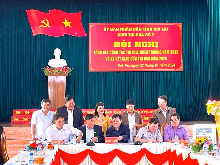 Các huyện, thị xã thuộc Cụm thi đua số 2 tiến hành ký kết giao ước thi đua năm 2024 với 28 chỉ tiêu của các nhóm nhiệm vụ. Ảnh: Minh Hiền