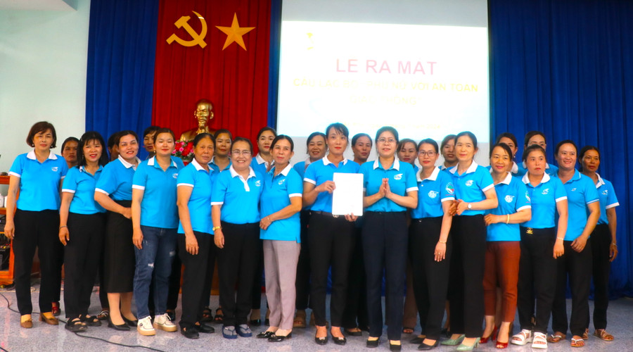 Hội Liên hiệp Phụ nữ thị xã An Khê ra mắt Câu lạc bộ “Phụ nữ với an toàn giao thông” với 30 thành viên. Ảnh: Ngọc Minh Hội Liên hiệp Phụ nữ thị xã An Khê ra mắt Câu lạc bộ “Phụ nữ với an toàn giao thông” với 30 thành viên. Ảnh: Ngọc Minh