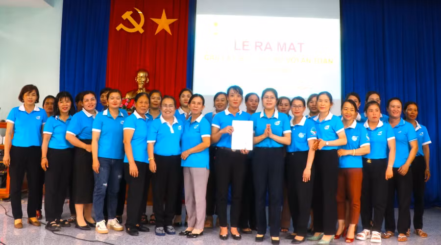 Hội Liên hiệp Phụ nữ thị xã An Khê ra mắt Câu lạc bộ “Phụ nữ với an toàn giao thông” với 30 thành viên. Ảnh: Ngọc Minh