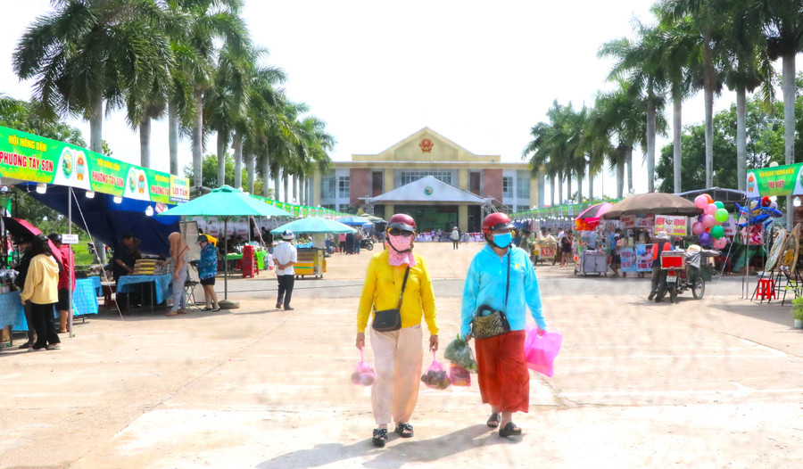 Sau 3 ngày diễn ra hoạt động, Phiên chợ nông sản thị xã An Khê lần thứ III năm 2024 có khoảng 25.000 lượt người dân đến tham quan, mua sắm. Ảnh: Ngọc Minh