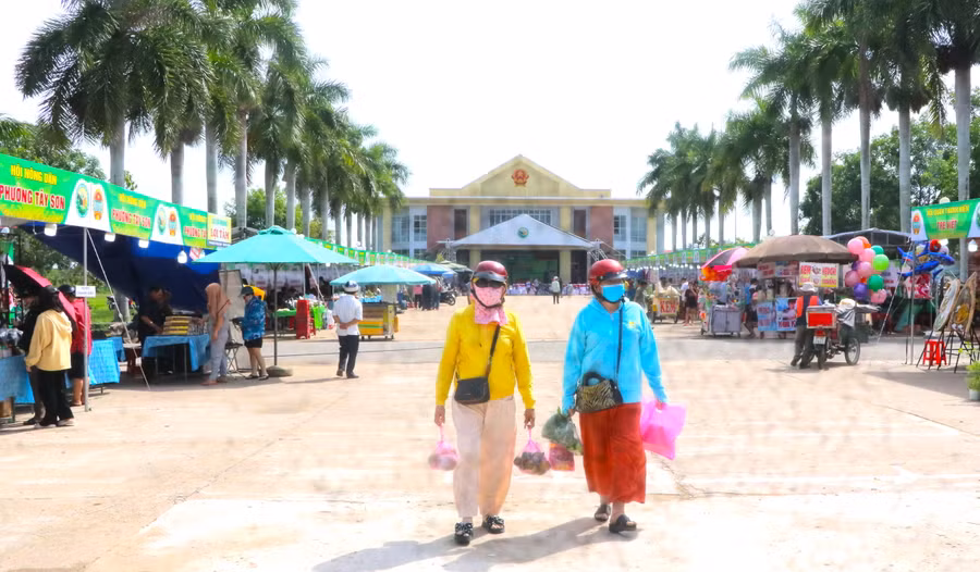 Sau 3 ngày diễn ra hoạt động, Phiên chợ nông sản thị xã An Khê lần thứ III năm 2024 có khoảng 25.000 lượt người dân đến tham quan, mua sắm. Ảnh: Ngọc Minh Sau 3 ngày diễn ra hoạt động, Phiên chợ nông sản thị xã An Khê lần thứ III năm 2024 có khoảng 25.000 lượt người dân đến tham quan, mua sắm. Ảnh: Ngọc Minh