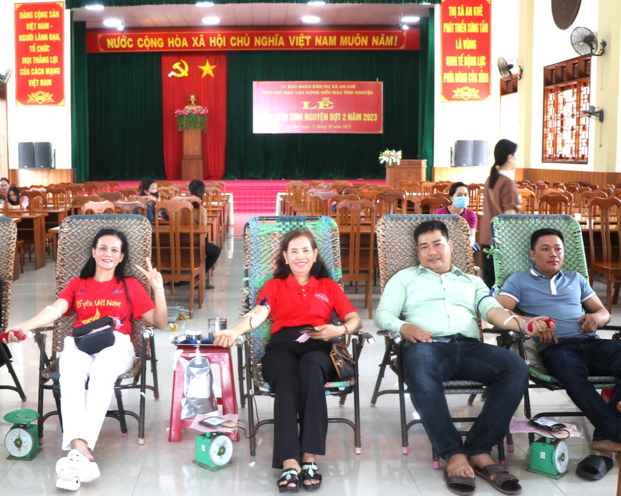 Các tình nguyện viên và người dân thị xã An Khê tình nguyện hiến máu cứu người bệnh. Ảnh: Ngọc Minh Các tình nguyện viên và người dân thị xã An Khê tình nguyện hiến máu cứu người bệnh. Ảnh: Ngọc Minh