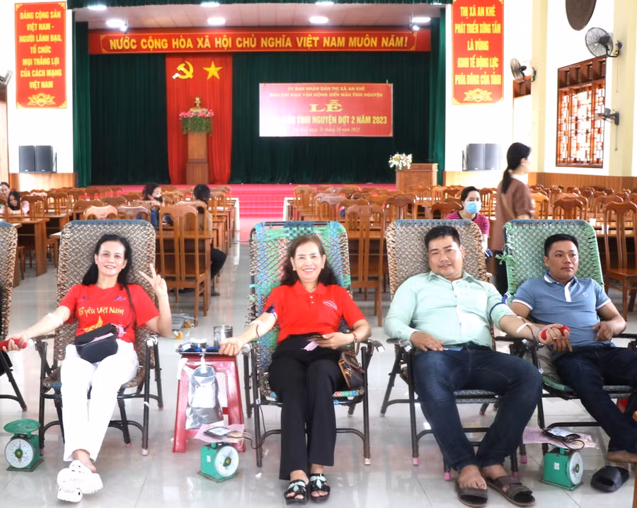 Các tình nguyện viên và người dân thị xã An Khê tình nguyện hiến máu cứu người bệnh. Ảnh: Ngọc Minh