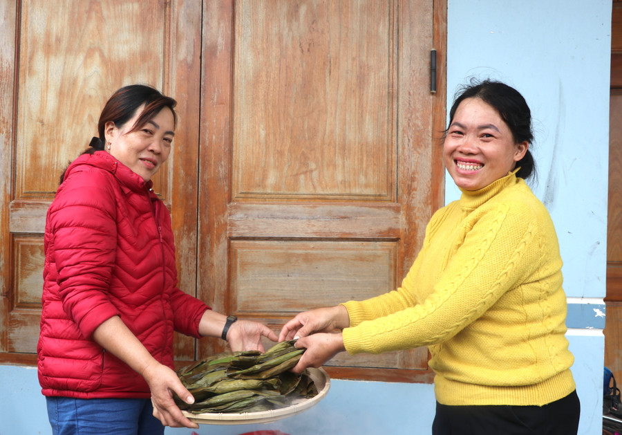 Bà Triệu Thị Luyến (bìa trái)-Phó Chủ tịch Hội Liên hiệp phụ nữ xã Ya Hội cùng chị Sào vớt bánh từ nồi hấp. Ảnh: Ngọc Minh Bà Triệu Thị Luyến (bìa trái)-Phó Chủ tịch Hội Liên hiệp phụ nữ xã Ya Hội cùng chị Sào vớt bánh từ nồi hấp. Ảnh: Ngọc Minh