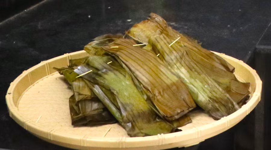 Bánh treo chân hấp chín để nguội, dùng thanh tre nhỏ kẹp từng cặp lại trước khi treo. Ảnh: Ngọc Minh