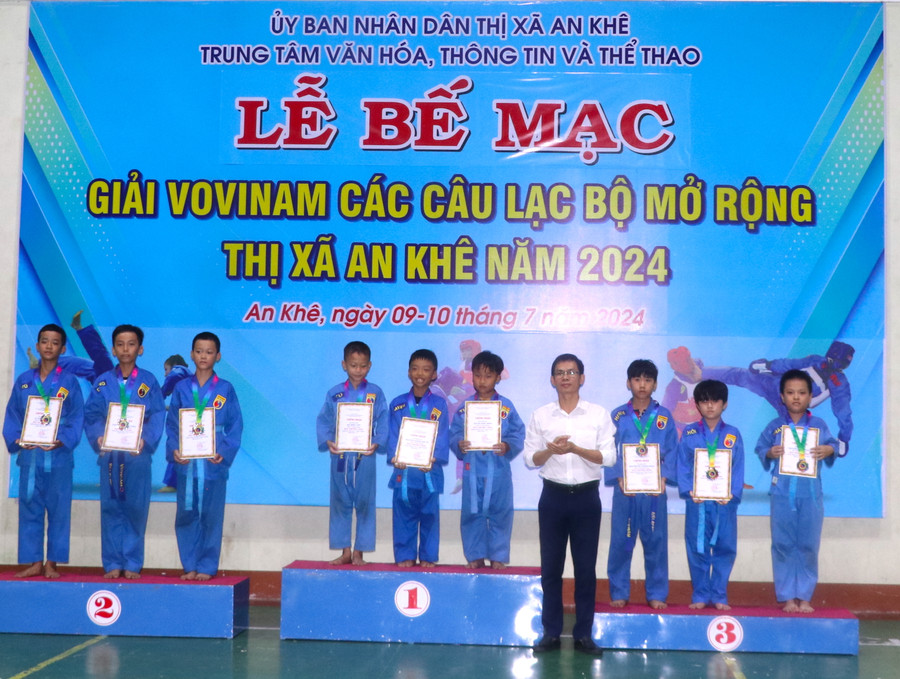 Đại diện Ban tổ chức trao huy chương và giấy chứng nhận cho vận động viên đạt thành tích cao tại Giải Vovinam các câu lạc bộ mở rộng thị xã An Khê năm 2024. Ảnh: Ngọc Minh Đại diện Ban tổ chức trao huy chương và giấy chứng nhận cho vận động viên đạt thành tích cao tại Giải Vovinam các câu lạc bộ mở rộng thị xã An Khê năm 2024. Ảnh: Ngọc Minh