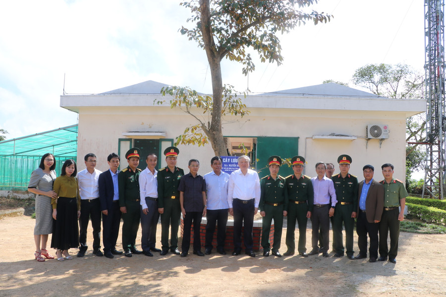 Đoàn công tác chụp hình lưu niệm tại Trạm Thông tin V74 (đầu đèo An Khê, xã Song An, thị xã An Khê)-nơi ghi dấu chiến công oai hùng của Tiểu đoàn 59 diễn ra vào đêm 21-1-1953. Ảnh: Ngọc Minh Đoàn công tác chụp hình lưu niệm tại Trạm Thông tin V74 (đầu đèo An Khê, xã Song An, thị xã An Khê)-nơi ghi dấu chiến công oai hùng của Tiểu đoàn 59 diễn ra vào đêm 21-1-1953. Ảnh: Ngọc Minh