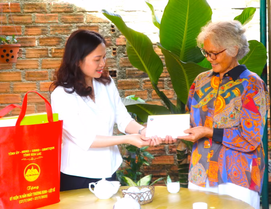 Thay mặt Tỉnh ủy, HĐND, UBND, Ủy ban MTTQ Việt Nam tỉnh, Tỉnh ủy viên, Phó Trưởng Đoàn Đại biểu Quốc hội Siu Hương (bìa trái) trao tặng 5 suất quà cho gia đình chính sách tại thị xã An Khê. Ảnh: Ngọc Minh