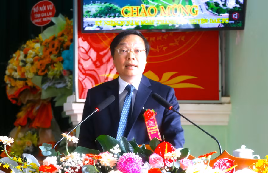 Đồng chí Trương Hải Long-Phó Bí thư Tỉnh ủy, Chủ tịch UBND tỉnh Gia Lai phát biểu chúc mừng lễ kỷ niệm 20 năm ngày thành lập huyện Đak Pơ. Ảnh: Ngọc Minh