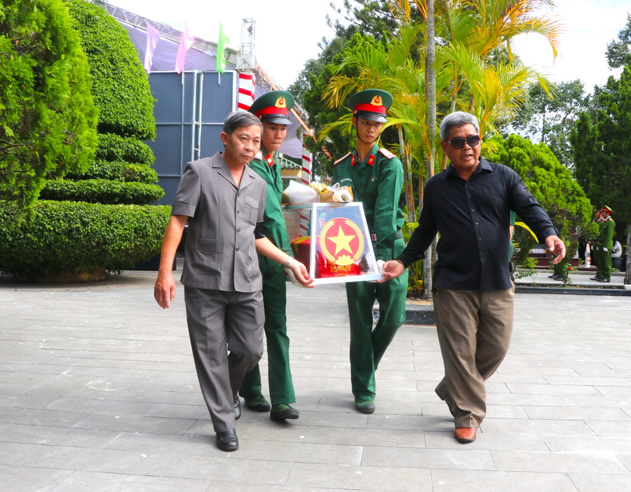 Các đồng chí lãnh đạo tỉnh Gia Lai di chuyển hài cốt liệt sĩ về an táng tại Nghĩa trang Liệt sĩ thị xã An Khê. Ảnh: Ngọc Minh
