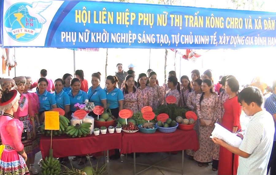 Nhiều sản phẩm nông sản của hội viên phụ nữ huyện Kông Chro trưng bày tại hội thi. Ảnh: Ngô Chiên Nhiều sản phẩm nông sản của hội viên phụ nữ huyện Kông Chro trưng bày tại hội thi. Ảnh: Ngô Chiên