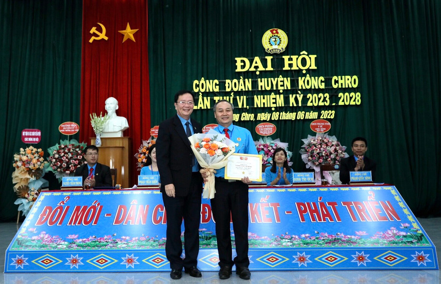 Thừa ủy quyền của Tổng LĐLĐ Việt Nam, Phó Chủ tịch Thường trực LĐLĐ tỉnh Nguyễn Ngọc Minh (bìa trái) trao kỷ niệm chương vì sự nghiệp xây dựng tổ chức Công đoàn năm 2022 cho cá nhân. Ảnh: Ngọc Minh