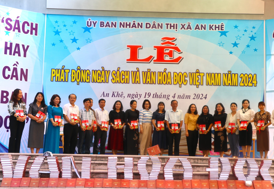 Ban tổ chức tặng sách cho đại diện các trường Tiểu học, THCS và THPT trên địa bàn thị xã An Khê. Ảnh: Ngọc Minh
