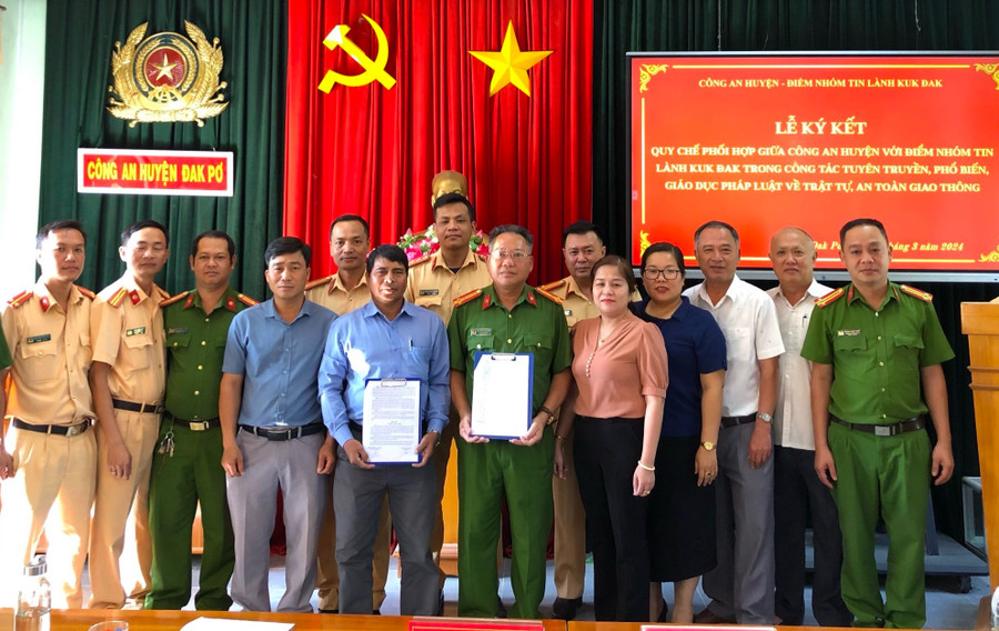 Công an huyện Đak Pơ cùng đại diện điểm nhóm tin lành Kuk Đak, đại diện một số cơ quan, ban, ngành liên quan của huyện Đak Pơ dự lễ ký kết. Ảnh: Lan Anh