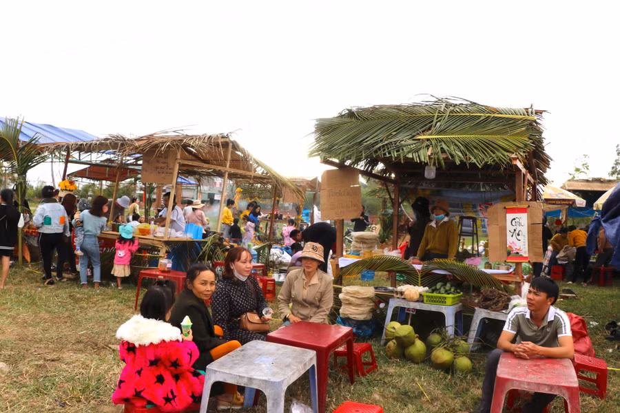 Hội Cầu Huê có sự tham gia của gần 40 gian hàng của 11 xã, phường, hộ sản xuất kinh doanh ở thị xã An Khê. Ảnh: Ngọc Minh