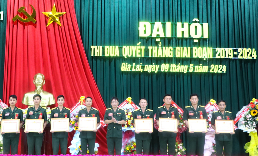 Trung đoàn 1 (Sư đoàn Bộ binh 2) tặng giấy khen cho tập thể, cá nhân đã có thành tích xuất sắc trong thực hiện công tác thi đua, khen thưởng và phong trào thi đua quyết thắng giai đoạn 2019-2024. Ảnh: Ngọc Minh