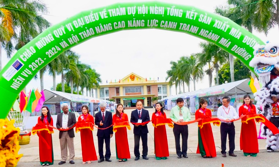 Các đại biểu cắt băng khai mạc triển lãm nông, công nghiệp ngành mía đường Việt Nam. Ảnh: Ngọc Minh Các đại biểu cắt băng khai mạc triển lãm nông, công nghiệp ngành mía đường Việt Nam. Ảnh: Ngọc Minh