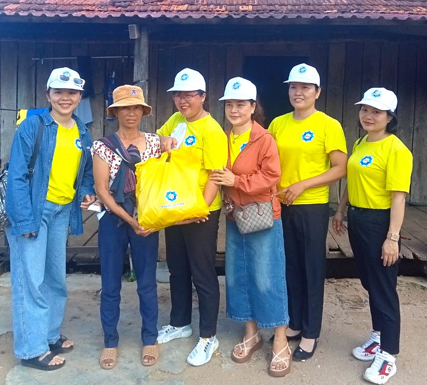 Đại diện Hội cựu học sinh Trường THPT Quang Trung niên khóa 1999-2002 tặng quà cho hộ dân làng Brang Đak Kliết (xã Ya Hội, huyện Đak Pơ. Ảnh: Thế Danh