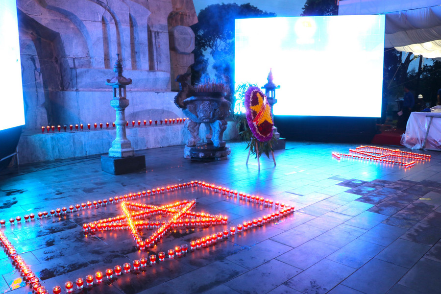 Trước Tượng đài Chiến thắng Đak Pơ, hàng trăm ngọn nến được đồng loạt thắp lên, tri ân anh linh các Anh hùng liệt sĩ. Ảnh: Ngọc Minh