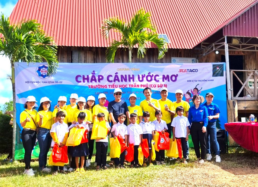 Hội cựu học sinh Trường THPT Quang Trung (thị xã An Khê) niên khóa 1999-2002 tặng quà, dụng cụ học tập cho học sinh điểm Trường Tiểu học Trần Phú tại làng Pốt. Ảnh: Thế Danh